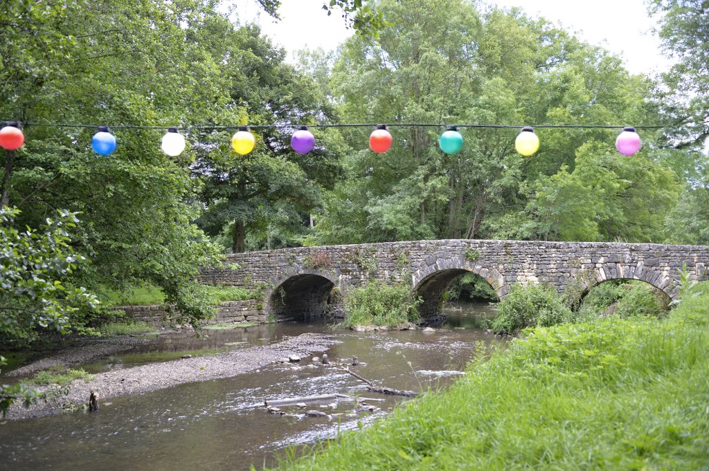 Le pont romain avec une guirlande